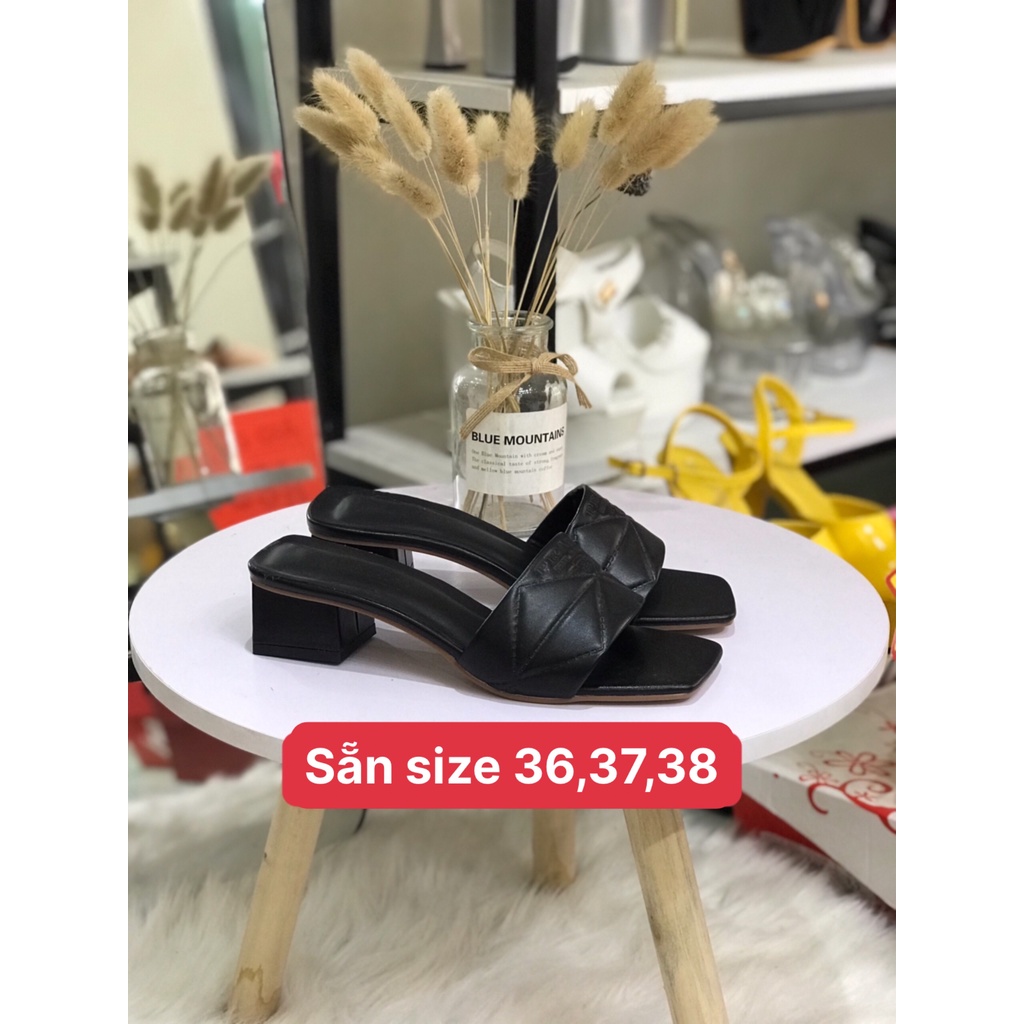 HÀNG CÓ SẴN Dé́p đế vuông 3cm quai ngang chữ dập chìm 2 màu đen trắng D151