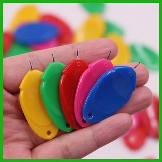 Dụng cụ xỏ chỉ nhiều màu sắc tiện dụng