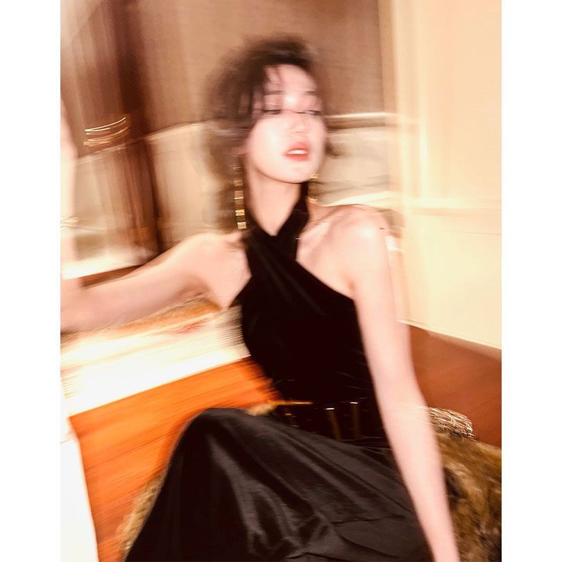 Bộ Áo Liền Quần Cổ Yếm Bằng Nhung Đen Phong Cách Pháp