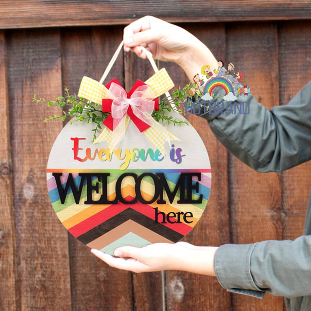 Bảng Gỗ Treo Cửa In Chữ Everyone Is Welcome Here Màu Cầu Vồng Xinh Xắn