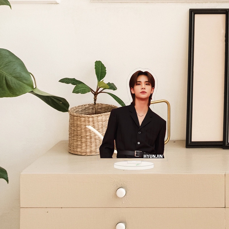 Mô Hình Thần Tượng Đứng Trong Suốt Kpop 2023 Bằng Acrylic Để Bàn Trang Trí