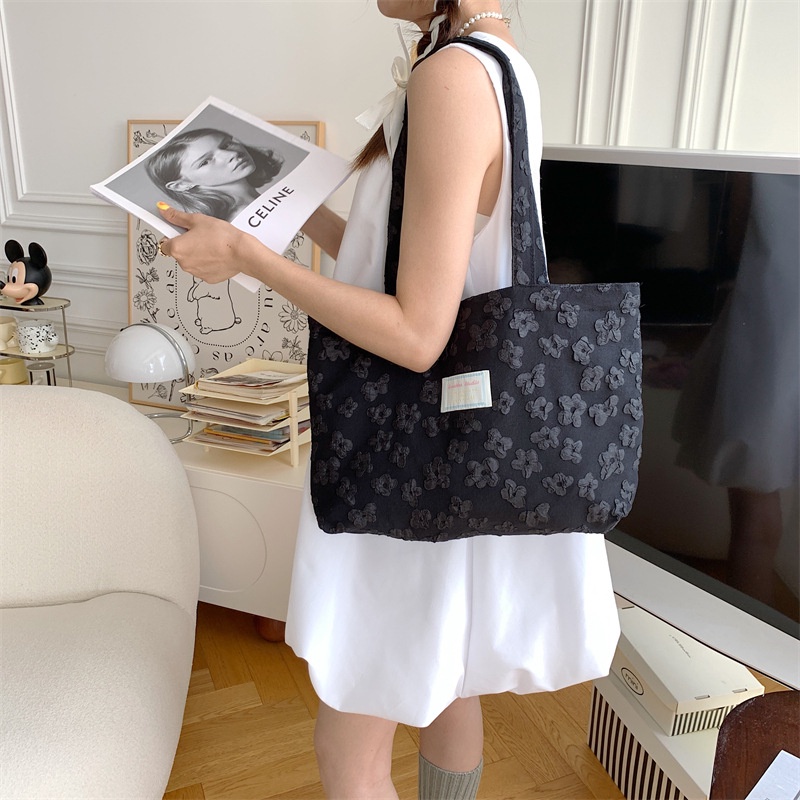 Túi Xách Canvas Cỡ Lớn Họa Tiết Hoa Dập Nổi Màu Trắng Đen Dễ Phối Đồ Thời Trang Cho Nữ