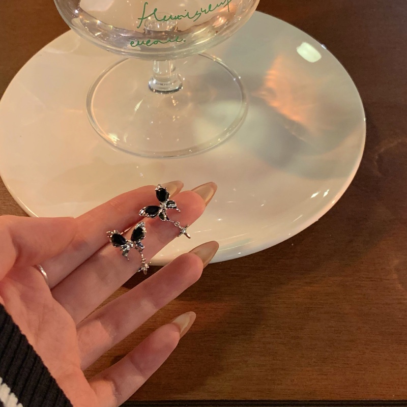 Khuyên Tai Tua Rua Hình Bướm Đen Cá Tính Quyến Rũ Dành Cho Nữ