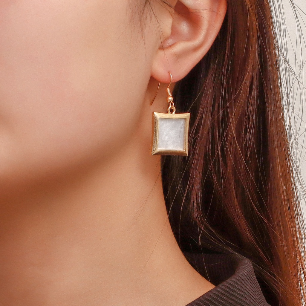 Khuyên Tai Kim Loại Hình Vuông Màu Trắng Phong Cách Retro Cá Tính Cho Nữ