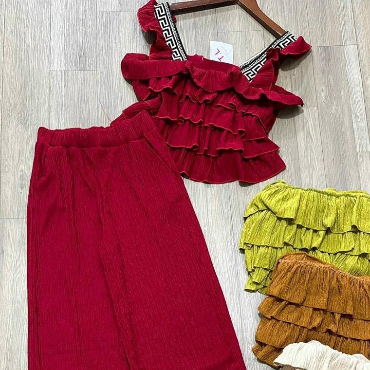 87. 1221 xét bộ quần dài ống suông , áo tay cánh tiên viền hoa văn , áo dập tầng chất thun  xốp,  áo Phong ngắn