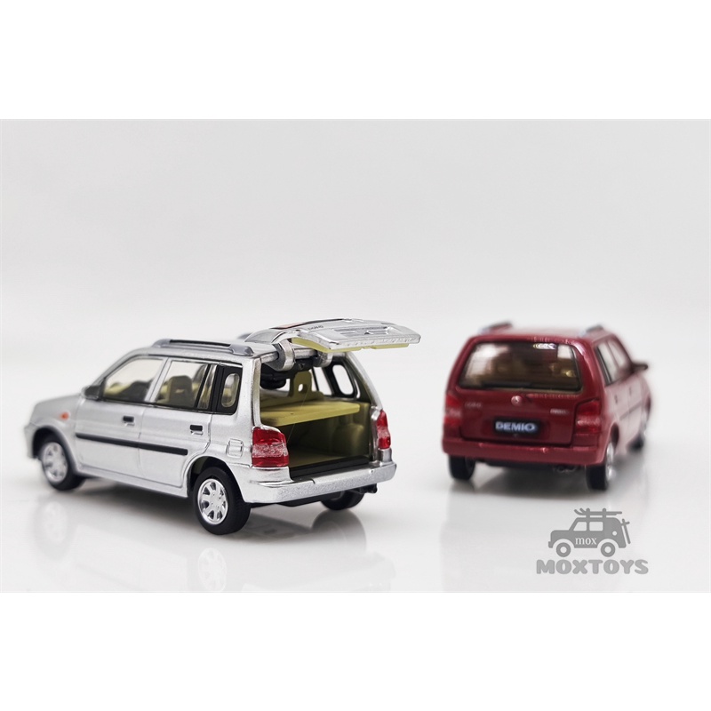 Mô Hình Xe Hơi Mazda 1994 Demio Đỏ / Bạc Tỉ Lệ 1 / 64