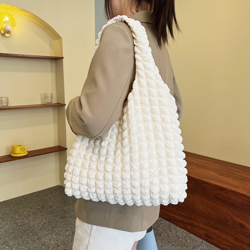 Carlyning style cozy soft M Túi Tote Đeo Vai Xếp Ly Bánh Waffle Thời Trang Hàn Quốc Mới Với Lưới Bong Bóng Phổ Biến
