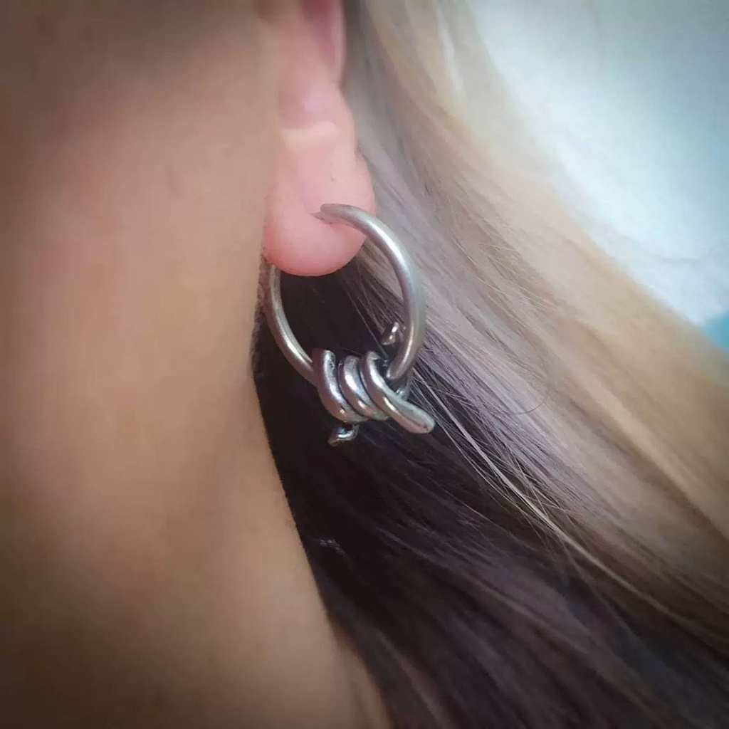 Khuyên Tai Hình Thorn Độc Đáo Phong Cách Punk