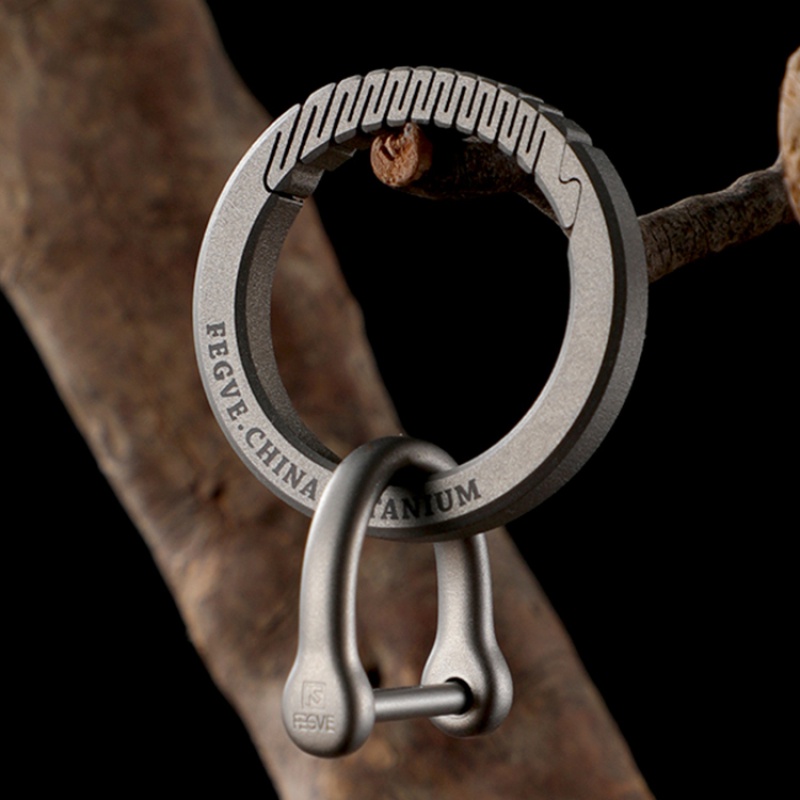 Dc 360 ° Xoay hợp kim titan mờ móc khóa ô tô móc khóa nam mặt dây chuyền sáng tạo đơn giản