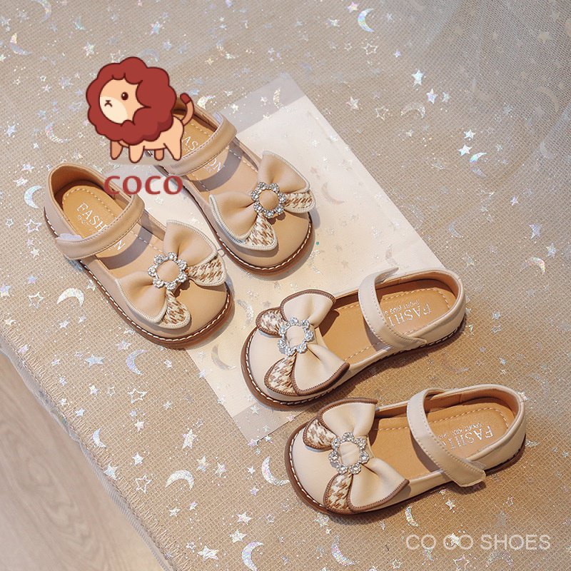 Giày cho bé gái 2023 mùa hè phong cách mới trẻ em dễ thương nơ hoa rhinestone giày công chúa biểu diễn giày da nhỏ