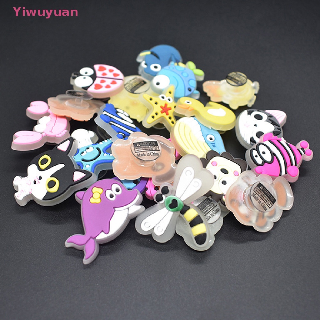 1 Phụ Kiện Trang Trí Giày Hình Cá Dạ Quang Bằng PVC Mới