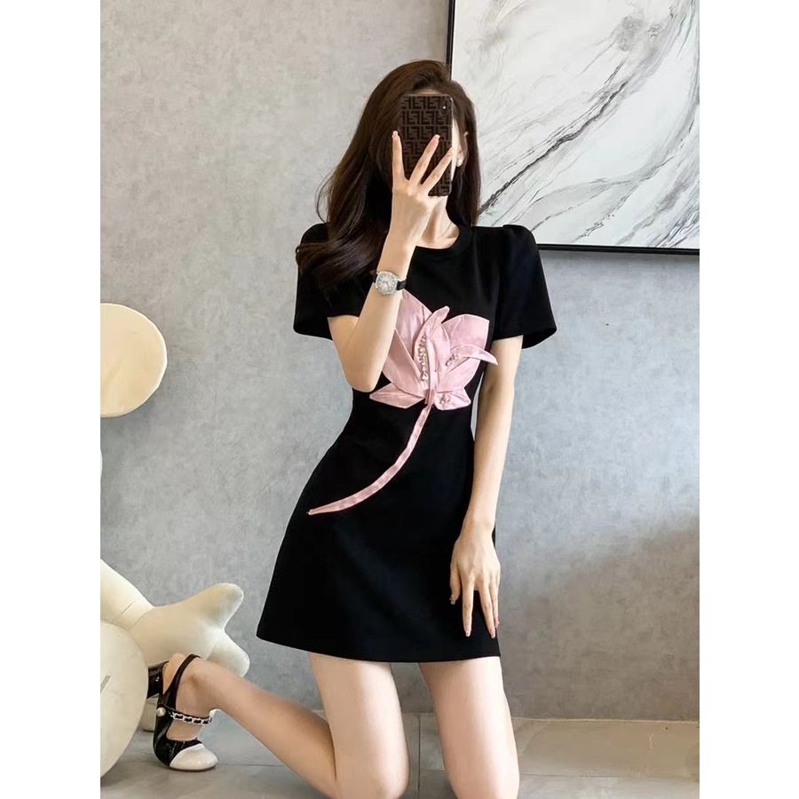 Đầm Thun Đen Cổ Tròn Dáng Rộng In Hình Hoa Tulip Hồng Ngọt Ngào Thời Trang Mùa