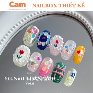 Nailbox thiết kế gắn charm kim loại bạc mix nhũ bling bling