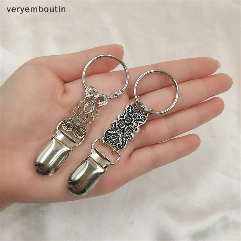 Kẹp Kim Loại Phối Da Dùng Để Giữ Nón Khi Đi Du Lịch