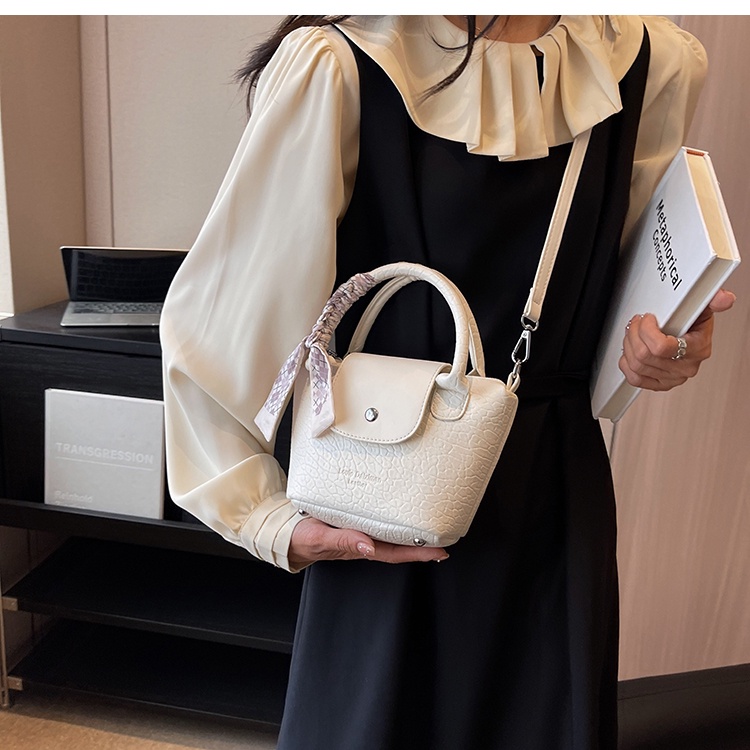 Túi Đeo Chéo Ngực niche Mới Phổ Biến Thời Trang Đa Năng Cho Nữ