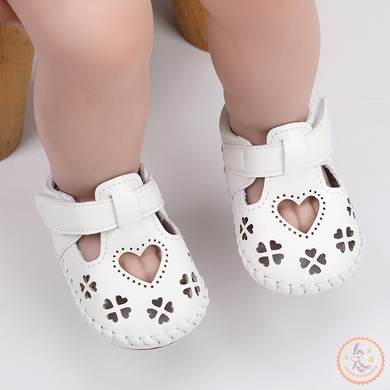 Giày Thể Thao Đế Mềm Thoáng Khí Họa Tiết Trái Tim Dễ Thương Cho Bé