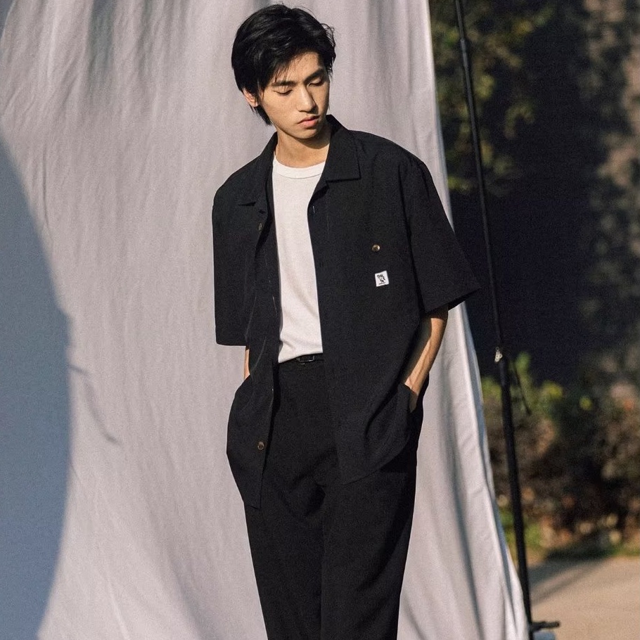 Áo Sơ Mi Nam Cơ Bản Màu Sắc Đơn Giản Phong Cách Hàn Quốc, Cảm Giác Nhẹ Nhàng Tay Ngắn Rộng Rãi Thời Trang Mới Cho Cả Nam Và Nữ