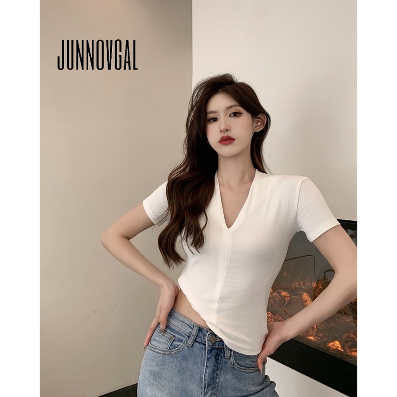 Áo thun JUNNOVGAL cổ chữ V dáng ôm thời trang khí chất nàng thơ sexy 2023 cho nữ