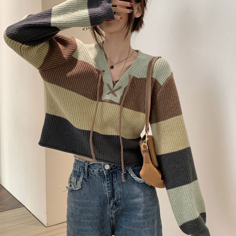 Xiang Nan Áo sweater Dệt Kim Tay Dài Dáng Rộng Ngắn Cổ Chữ v Màu Cà Vạt Tương Phản Thiết Kế Mới Mùa Thu Đông Cho Nữ