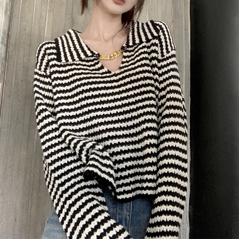 Pháp niche long-tay áo mùa thu sọc ve áo len nữ 2023 thiết kế mới dây chuyền kim loại đan hàng đầu hzfwc8160