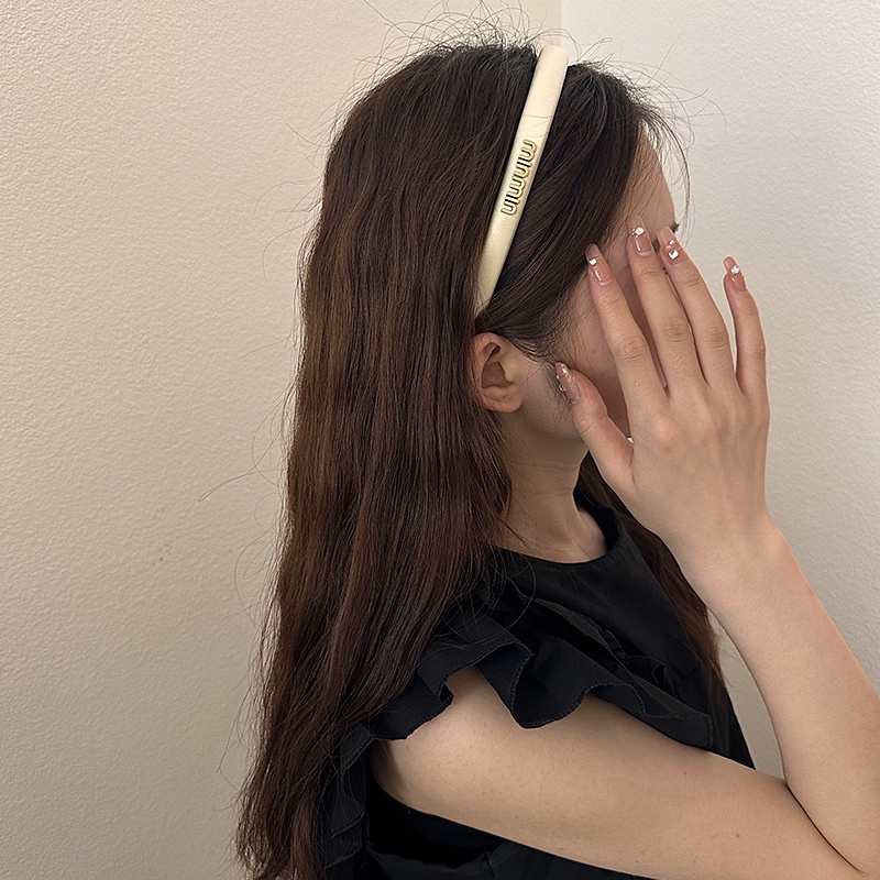 Băng Đô Cài Tóc Satin Màu Đen In Chữ Thời Trang 2023