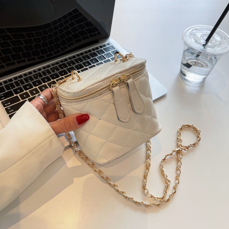 Túi Đeo Chéo Dây Kim Loại Kiểu Dáng Mới Lạ Cho Nữ