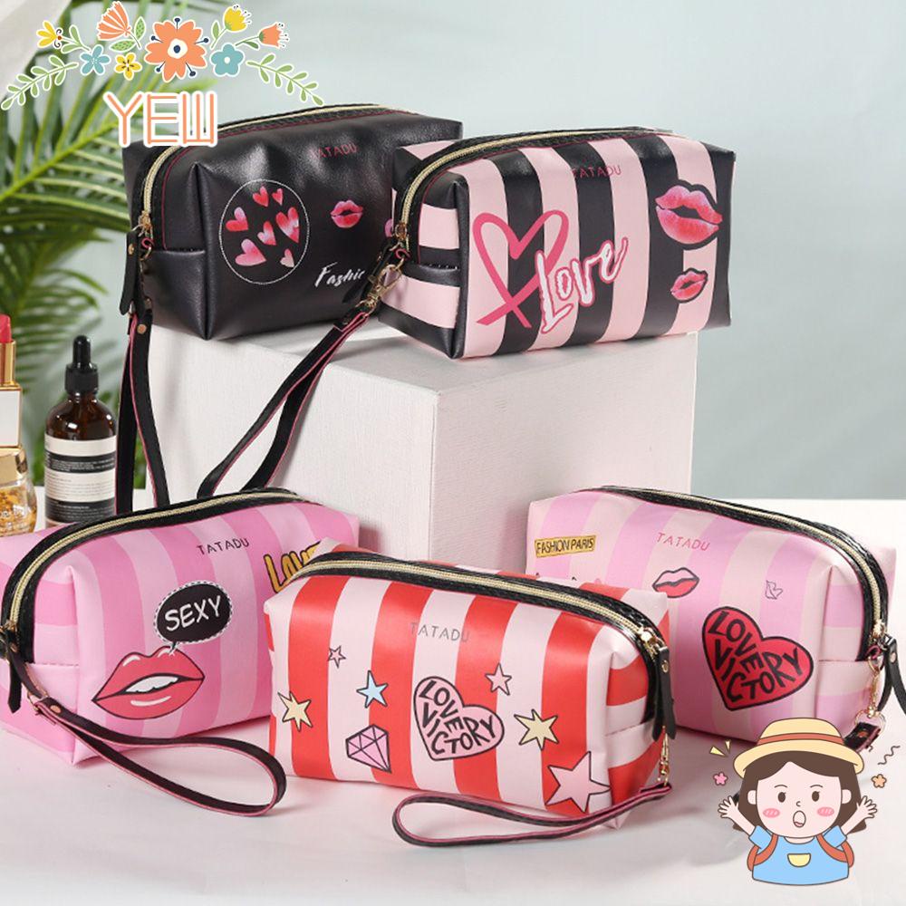 Túi Da Đựng Mỹ Phẩm Họa Tiết Trái Tim Xinh Xắn Tiện Dụng