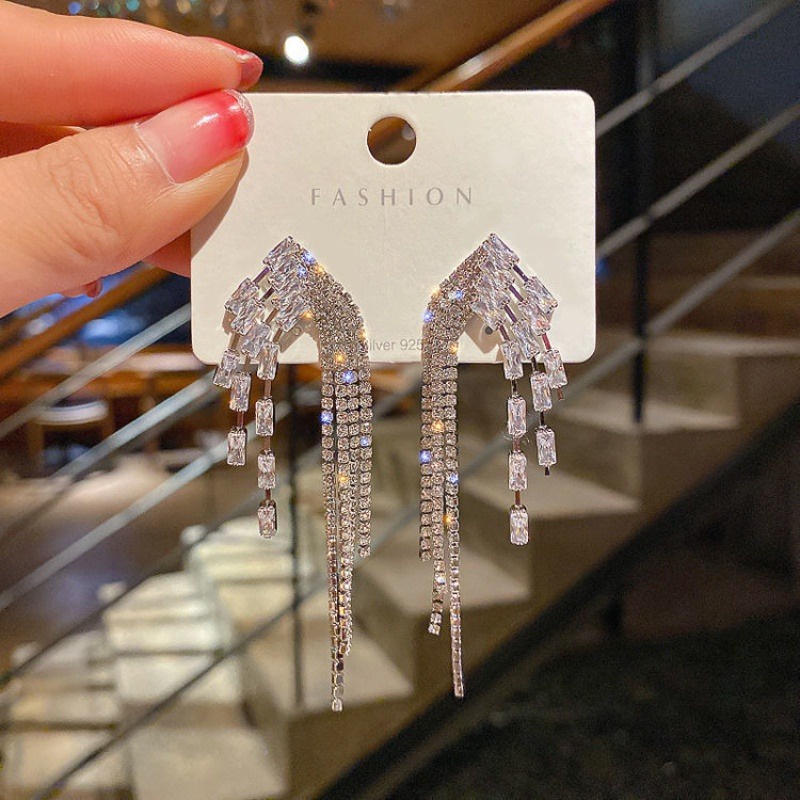 Đôi Khuyên Tai Dài Tua Rua Đính Đá Thời Trang Cho Nữ