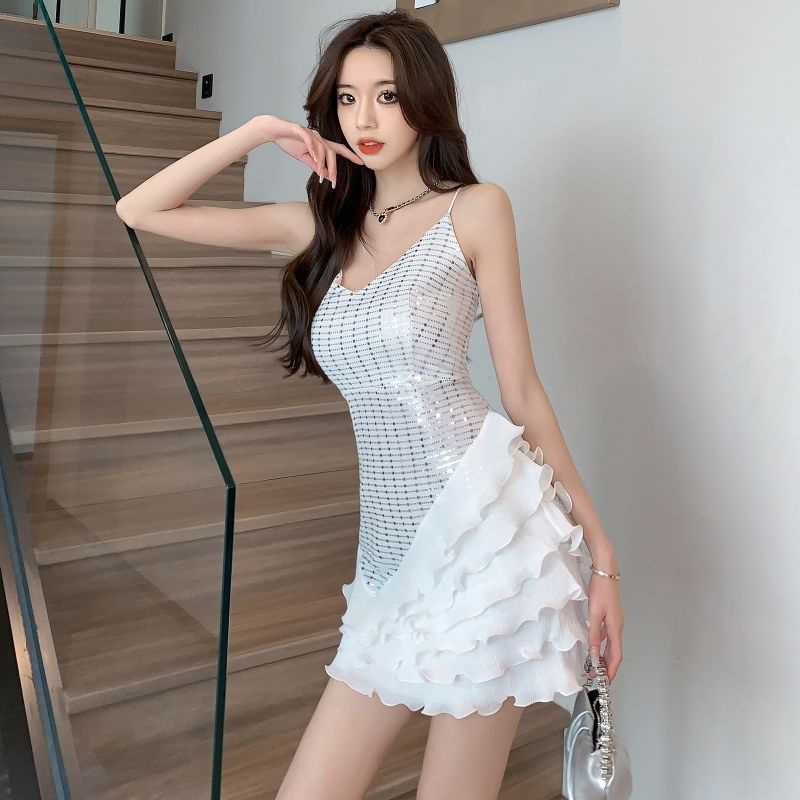 Đầm Ngắn Hai Dây Cổ Chữ V Eo Cao Xếp Ly Đính Kim Sa Lấp Lánh Gợi Cảm Mới