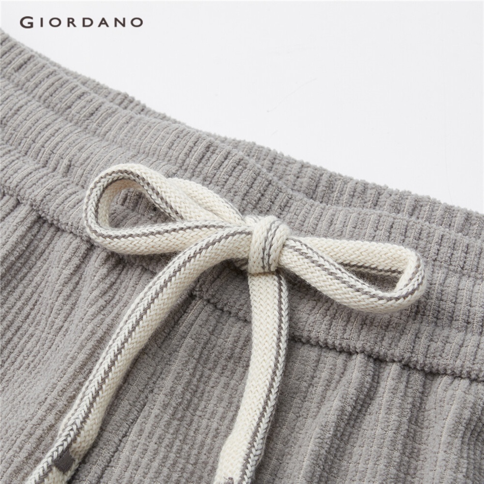 Quần jogger GIORDANO 18112705 nhung kẻ lưng thun đầu gối may đính bọ dành cho nam