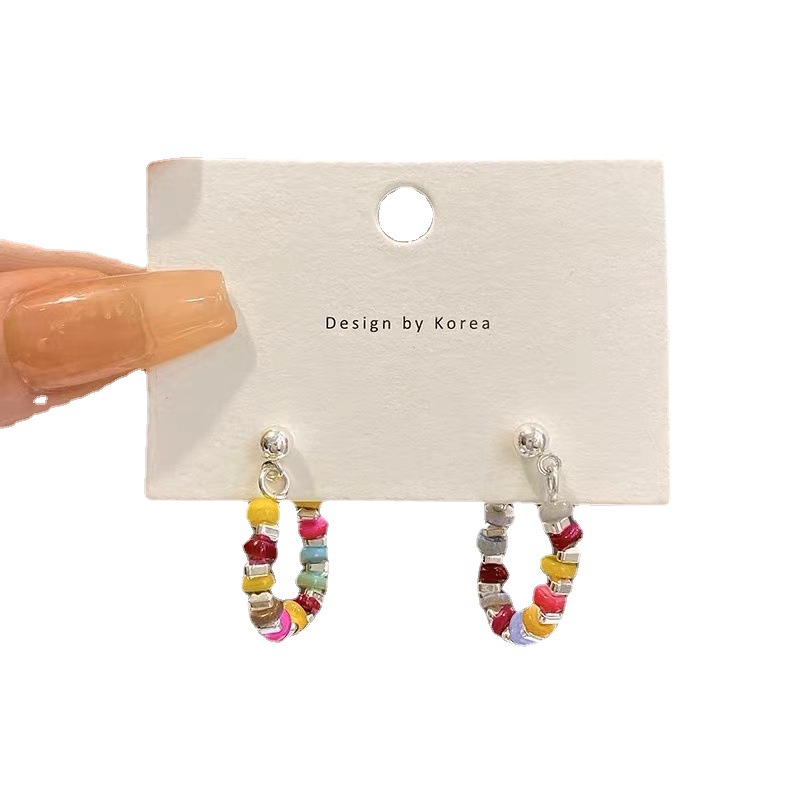 Khuyên Tai Dạng Vòng Tròn Nhỏ Đơn Giản Xỏ Hạt Nhiều Màu Sắc Thời Trang Mùa Hè Cho Nữ (Màu Sắc Ngẫu Nhiên