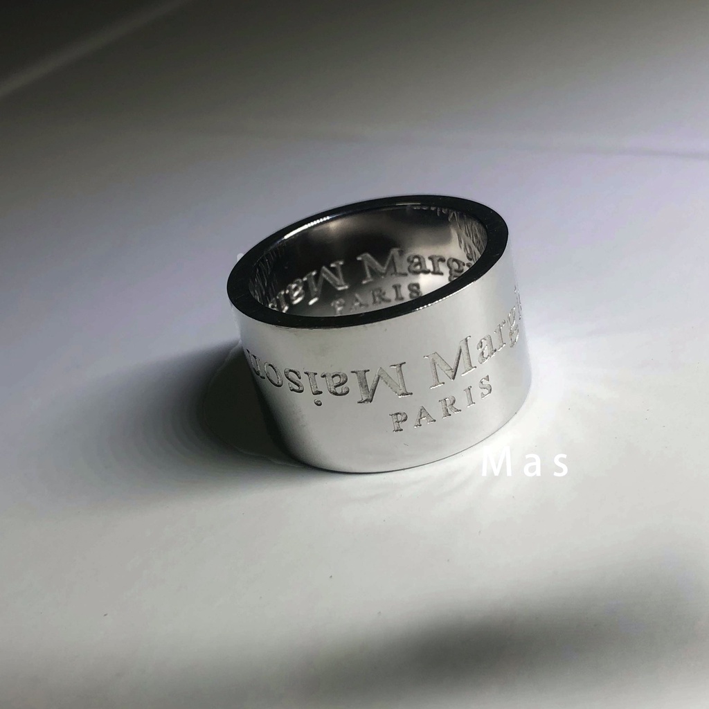 Nhẫn Thép Titan Bản Rộng Họa Tiết Chữ MMM Độc Đáo Cho Nam Và Nữ