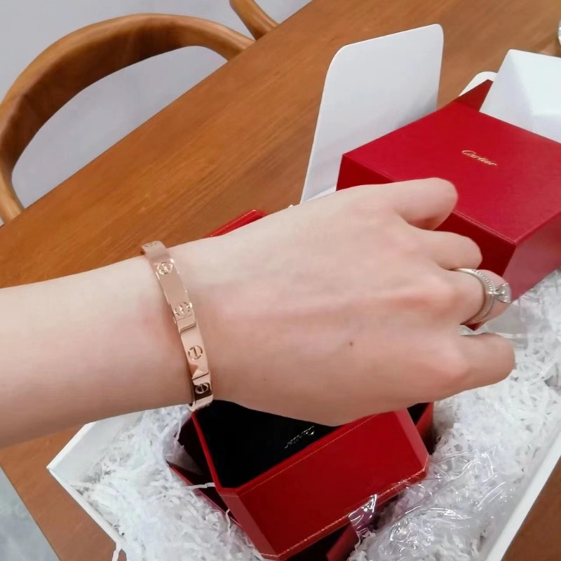 Vòng Tay Thép Titan Mạ Vàng Hồng 18k Thiết Kế Chữ C Thời Trang Chất Lượng Cao