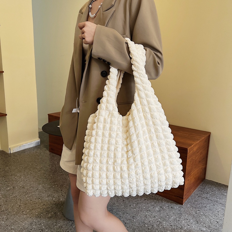Carlyning style cozy soft M Túi Tote Đeo Vai Xếp Ly Bánh Waffle Thời Trang Hàn Quốc Mới Với Lưới Bong Bóng Phổ Biến