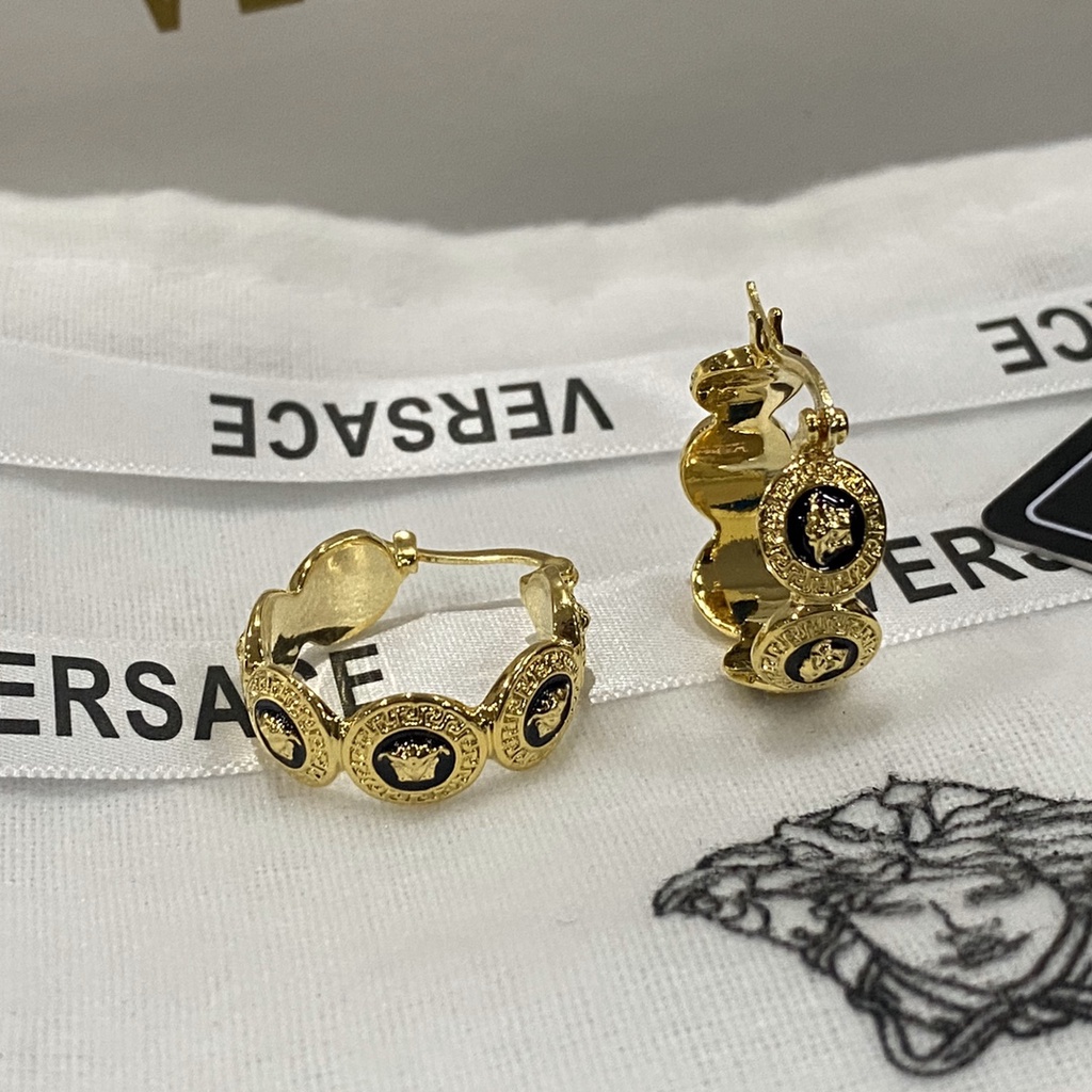 Khuyên Tai Vòng Bằng Thép Titan In Chữ VERSACE