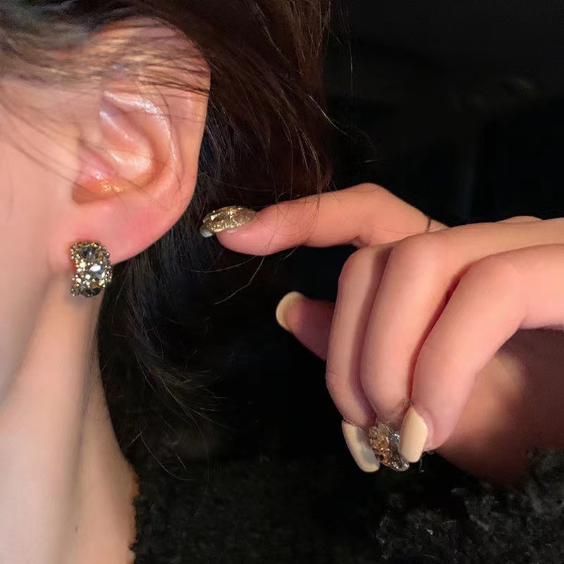 Bông Tai Chữ C Đính Đá Zircon Màu Đen Lấp Lánh Thời Trang Cho Nữ