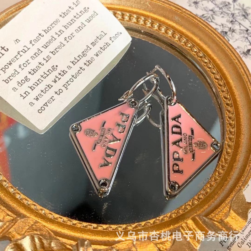 Khuyên Tai Kim Loại Dài Hình Tam Giác In Chữ Đơn Giản Chất Lượng Cao