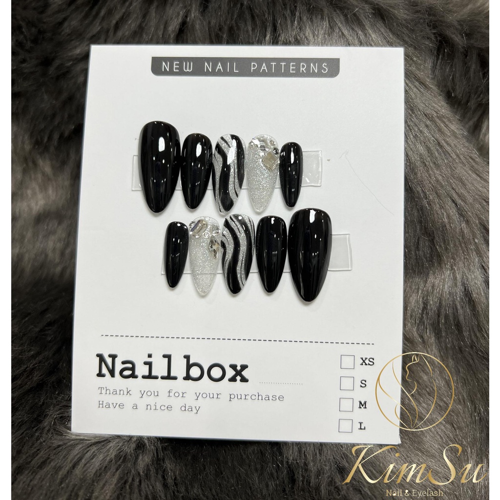 Móng úp thiết kế màu đen đá khối