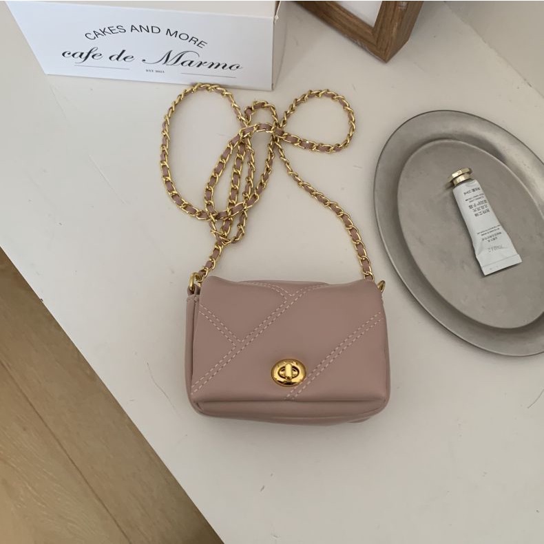 Edgy Và Sành Điệu - Túi Đeo Chéo Họa Tiết Kim Cương Với Dây Xích Thời Trang-Forward Crowd