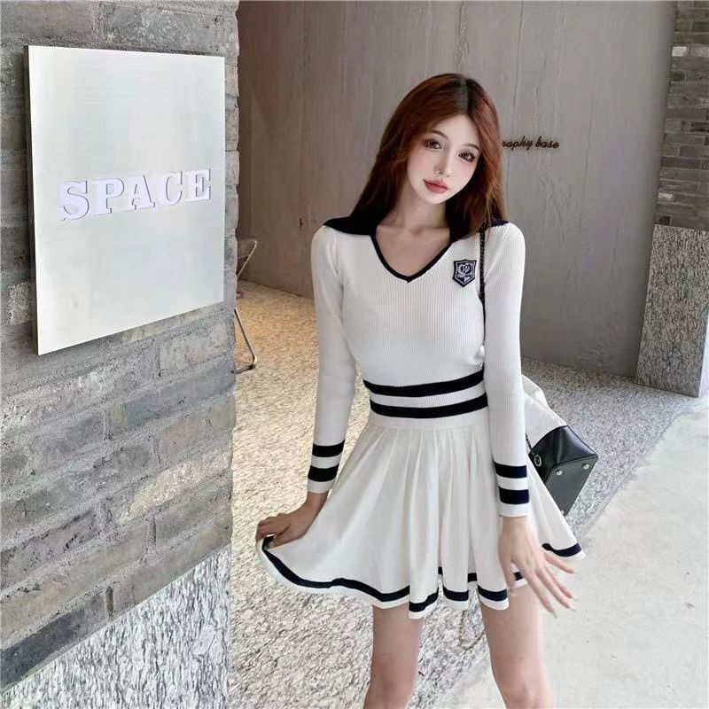 Váy phù hợp với váy cao eo cao hàng đầu xếp ly mùa xuân sọc mới + Hai mảnh dệt kim phụ nữ dệt kim kiểu 2022 F9RG