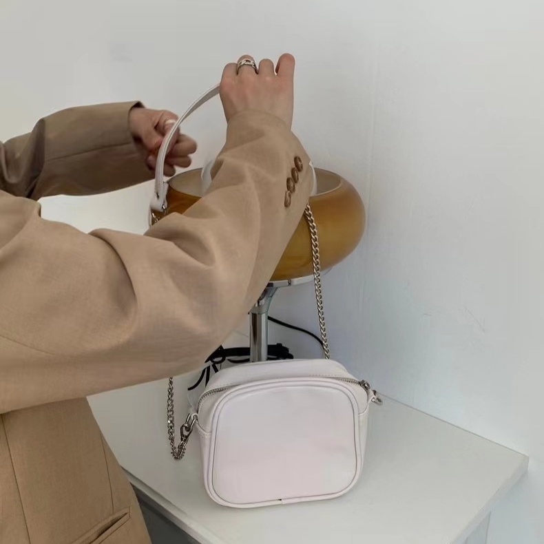 Túi Đeo Chéo Dáng Vuông Nhỏ Phối Dây Xích Thời Trang Cao Cấp Trẻ Trung