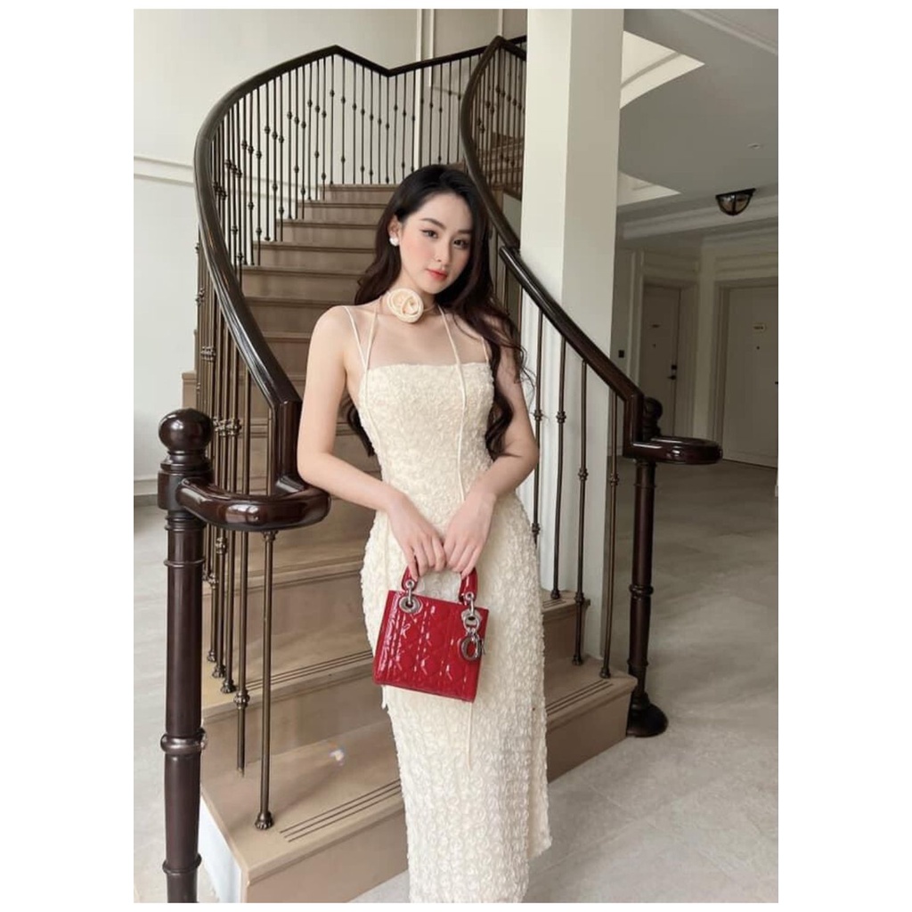 Đầm body dây ren hoa nổi siêu xinh xắn