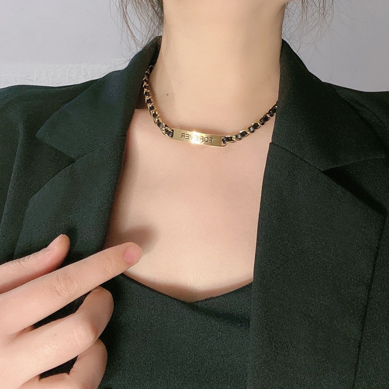 Niche Vòng Cổ Ngắn Bằng Da Dệt Phối Thép Titan Nhẹ In Chữ Thời Trang Cho Nữ