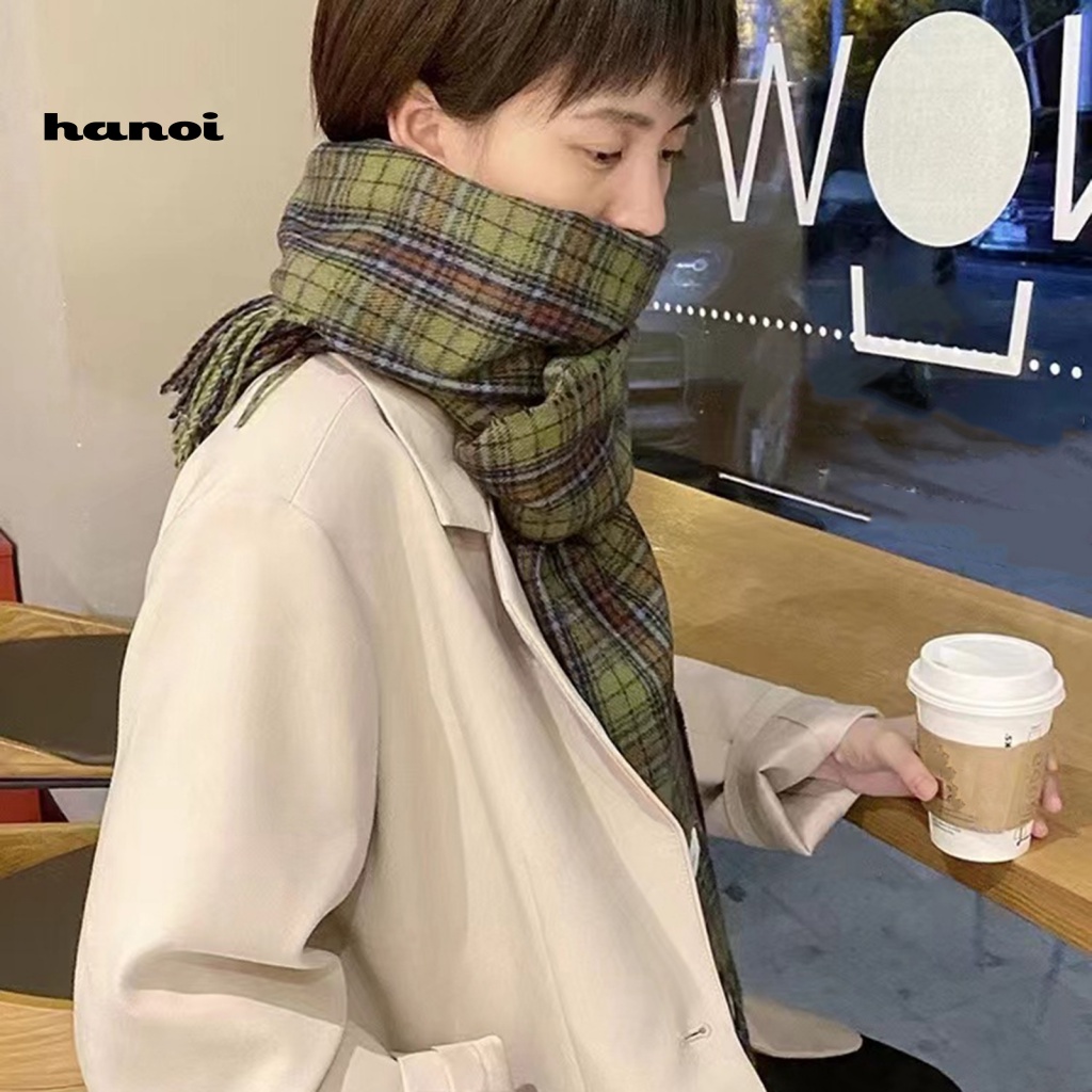 Khăn Choàng Cổ Dài Dày Dặn Họa Tiết Sọc Caro Màu Xanh Lá Phối Tua Rua Thời Trang Thu Đông Cho Nữ