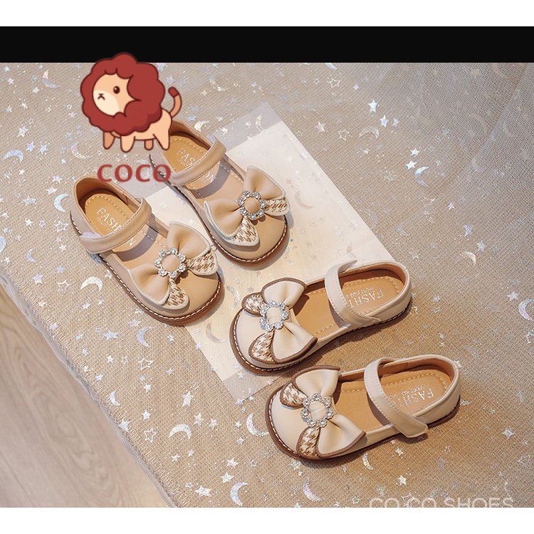 Giày cho bé gái 2023 mùa hè phong cách mới trẻ em dễ thương nơ hoa rhinestone giày công chúa biểu diễn giày da nhỏ