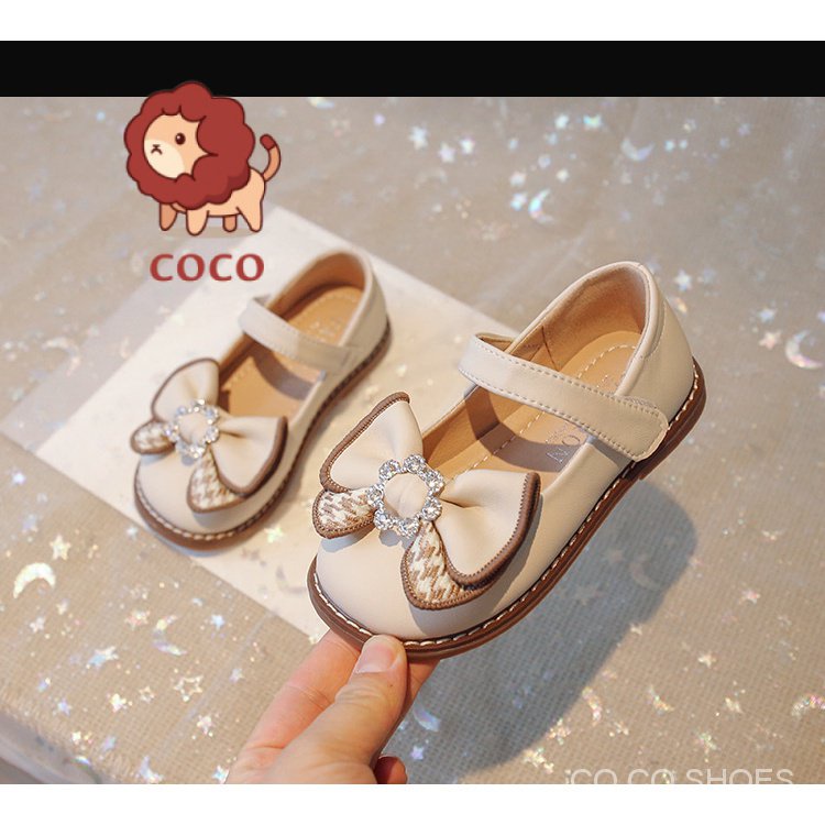 Giày cho bé gái 2023 mùa hè phong cách mới trẻ em dễ thương nơ hoa rhinestone giày công chúa biểu diễn giày da nhỏ