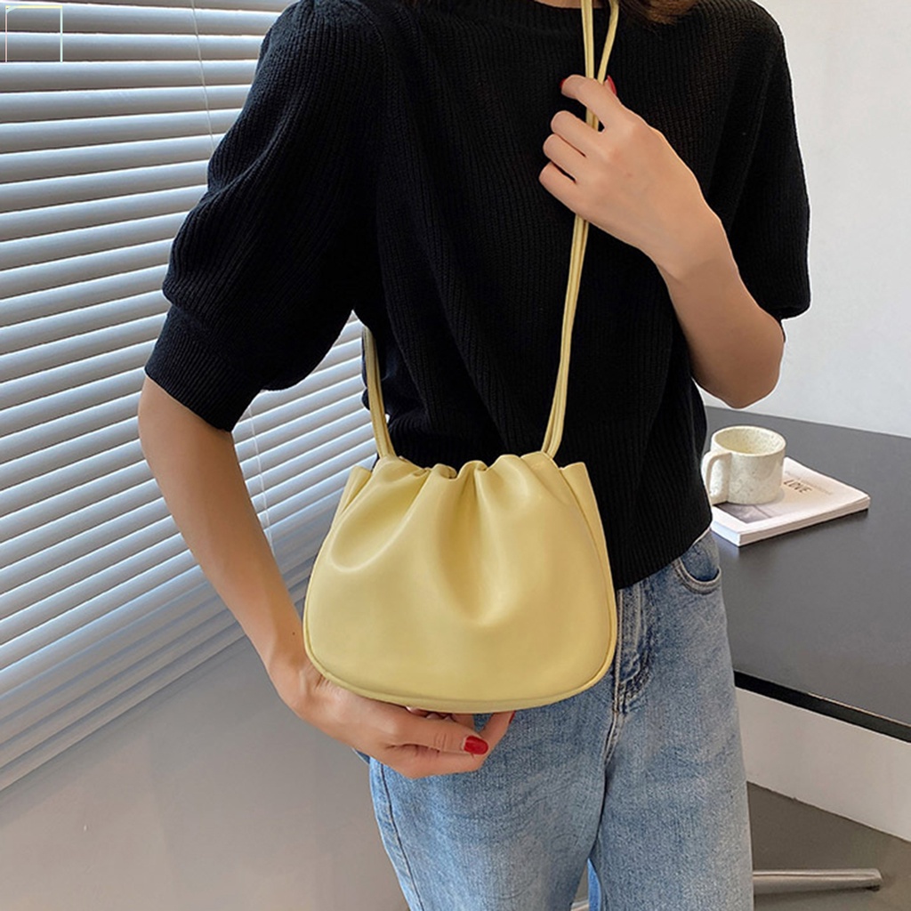 Túi Đeo Vai Xếp Ly Tối Giản Với Bề Mặt Mịn Và 4 Màu Khác Nhau