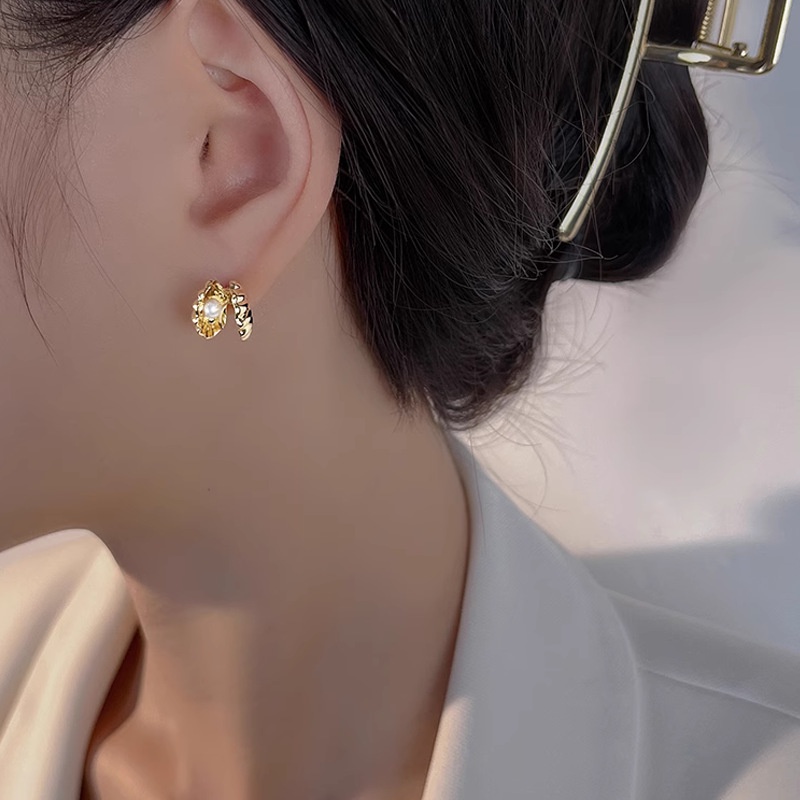 Bông Tai Vỏ Sò Bằng Kim Loại Đính Ngọc Trai Đơn Giản Độc Đáo Phong Cách Hàn Quốc