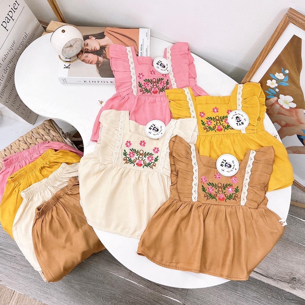 Bộ quần áo bé gái chất đũi hoa thêu cánh tiên