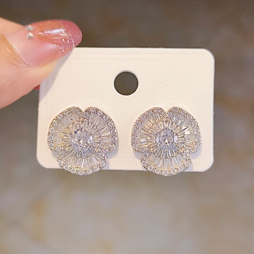 Khuyên Tai Hoa Trà Đính Đá Zircon Sang Trọng